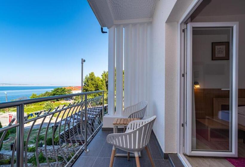 غرفة قياسية مزوَّدة بشُرفة, Vicko