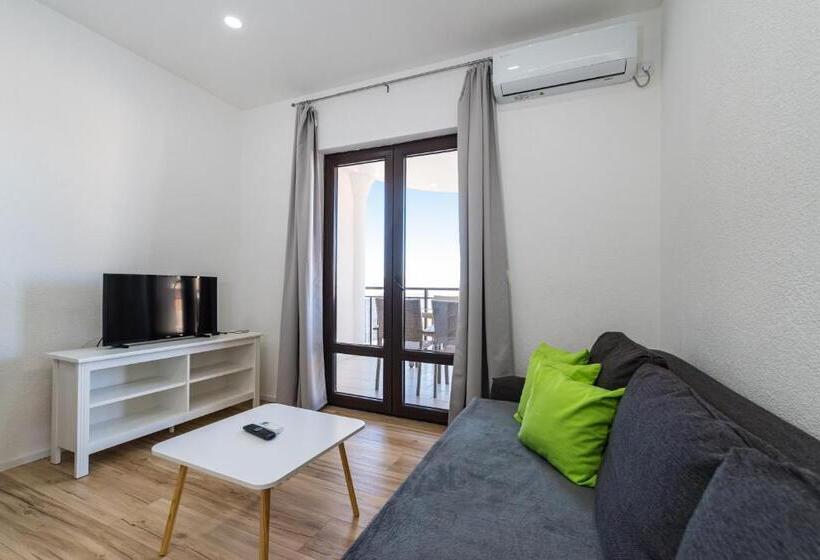 شقة غرفة واحدة, Vicko