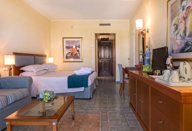 חדר משפחתי, Neptune Luxury Resort