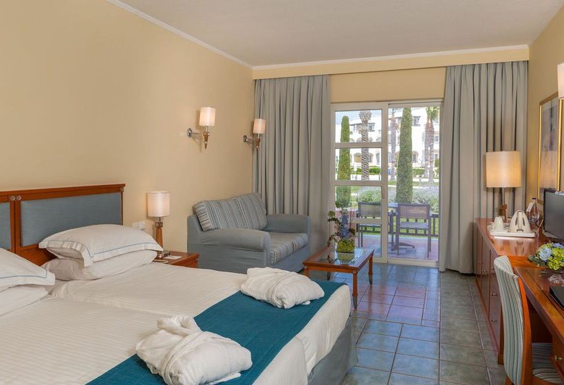 חדר משפחתי, Neptune Luxury Resort