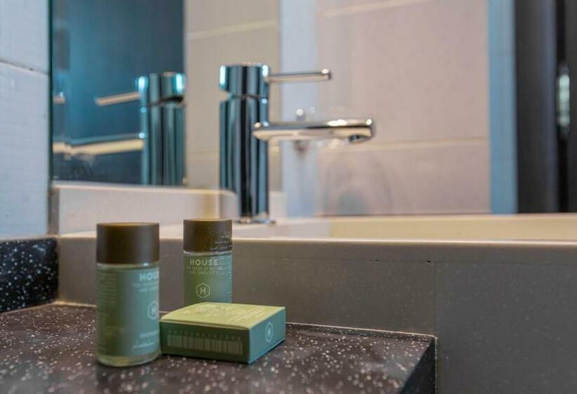 غرفة قياسية مطلّة علي البحر مزوَّدة بشُرفة, Al Jar Resort   Families Only