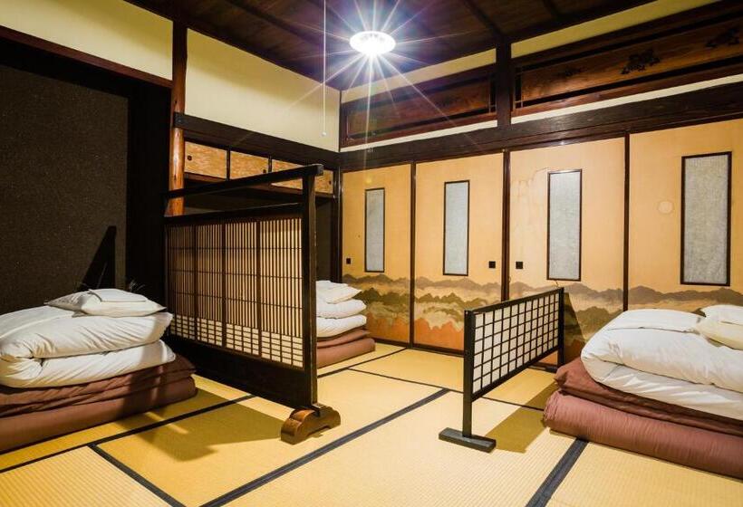 חדר סטנדרט לשלושה עם חדר אמבטיה משוף, Guest House Kura