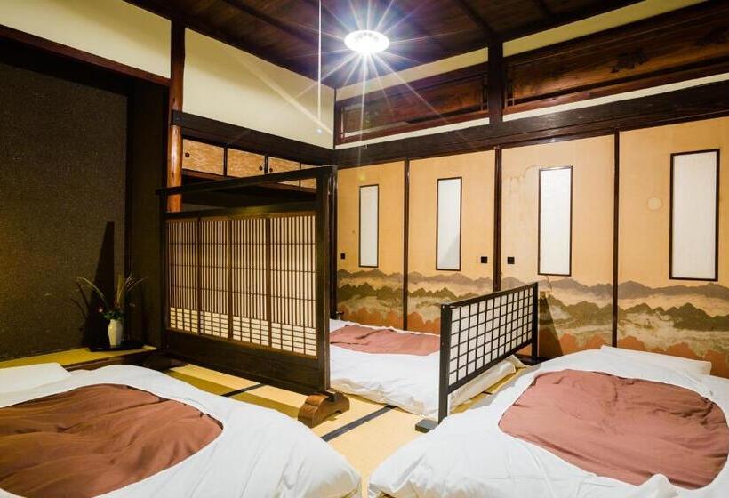 バスルーム共有のトリプルスタンダード, Guest House Kura