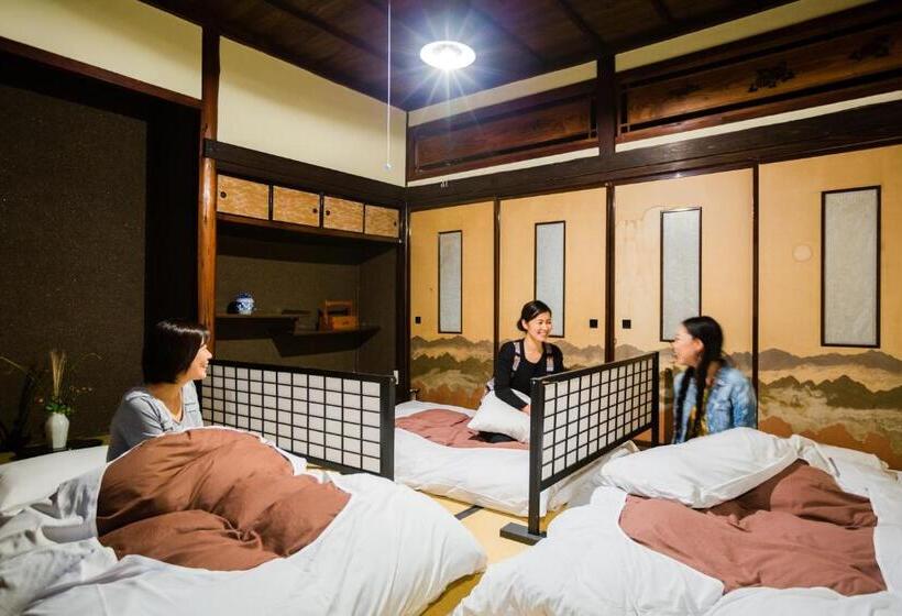 חדר סטנדרט לשלושה עם חדר אמבטיה משוף, Guest House Kura