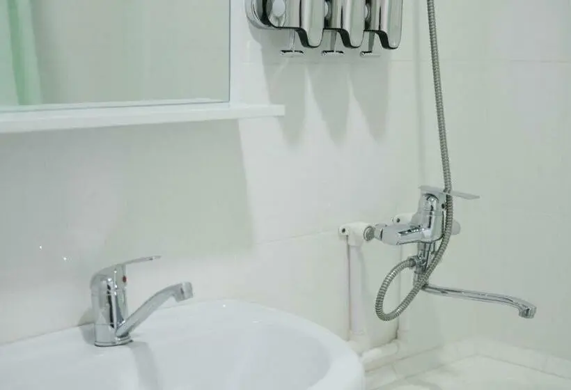 اتاق اکونومی, Sakura Inn