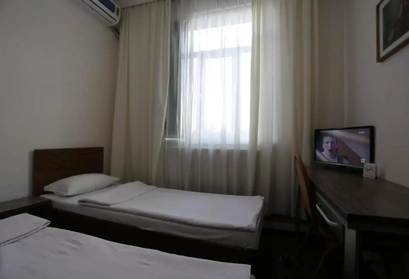 اتاق اکونومی, Sakura Inn