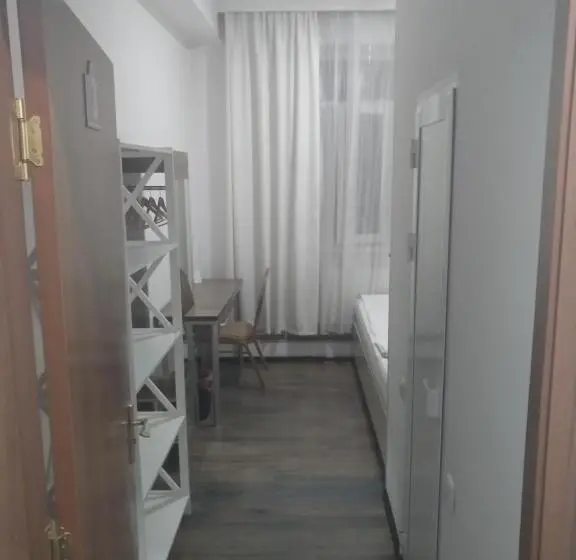 اتاق اکونومی, Sakura Inn