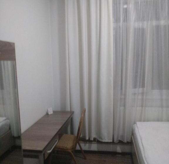 اتاق اکونومی, Sakura Inn