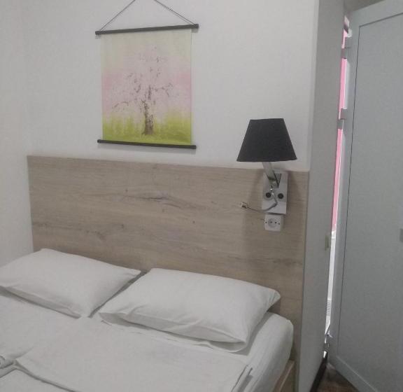 اتاق اکونومی, Sakura Inn
