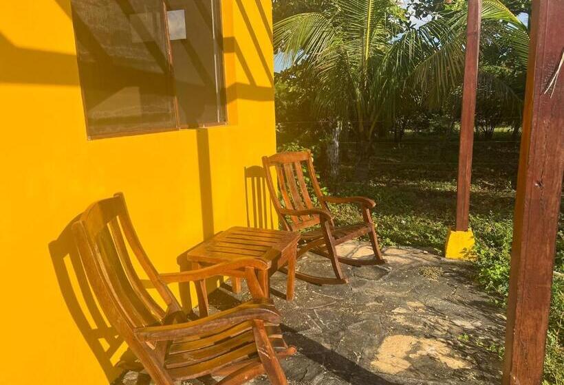 스탠다드 방갈로 정원 전망, Surfing Turtle Lodge