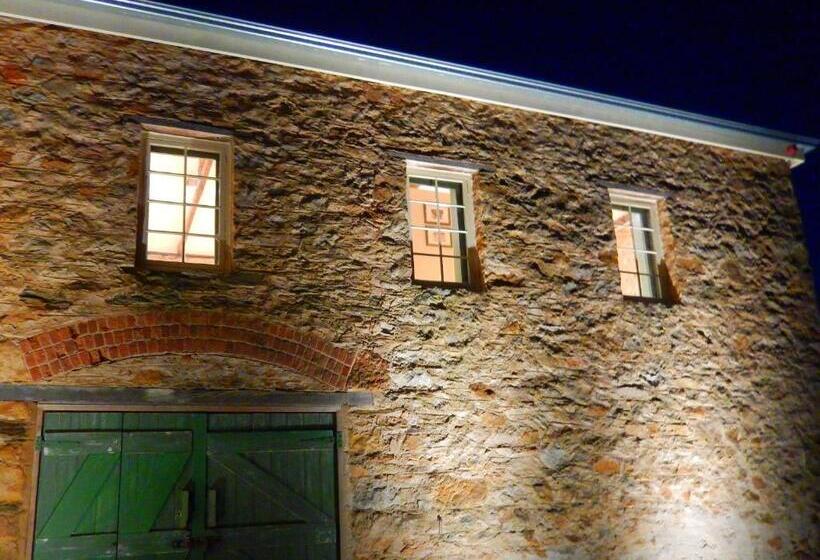 디럭스 스튜디오, Morialta Barns