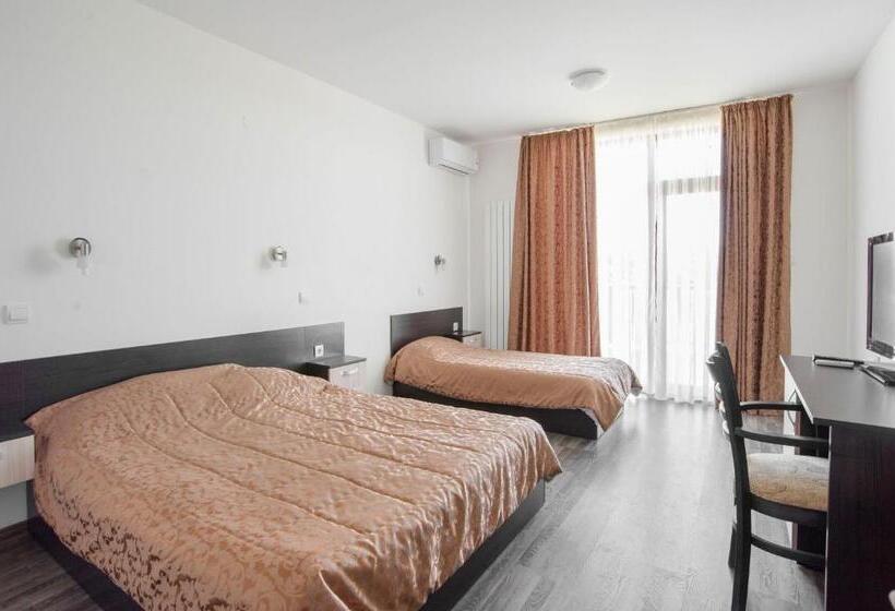 חדר סטנדרט לשלושה עם מרפסת, Villa Trakia