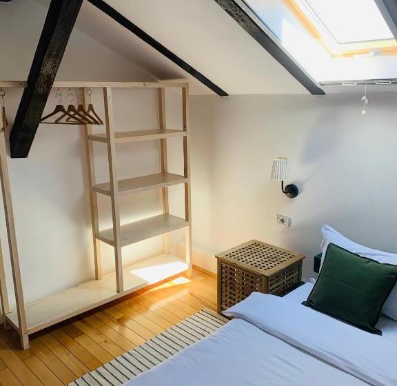 Студия Стандарт, Casa La Moara Din Grădină