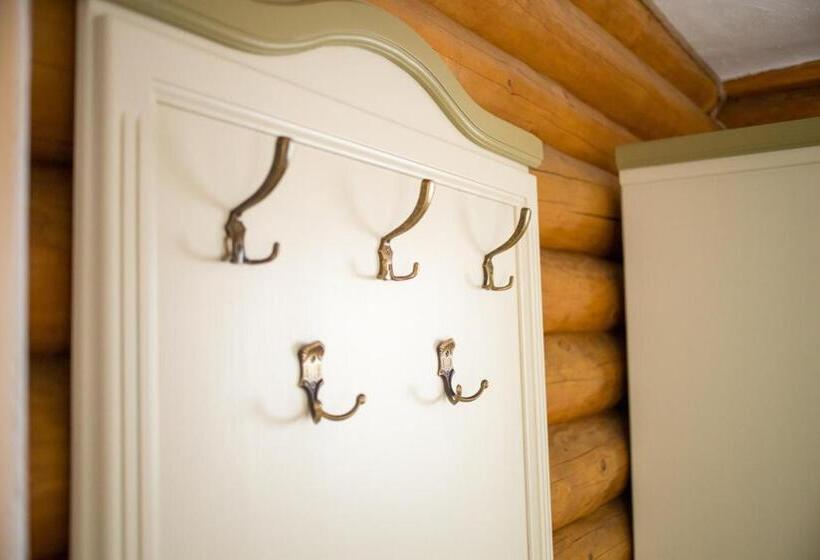 شقة غرفة واحدة, Conacul Maria Theresa