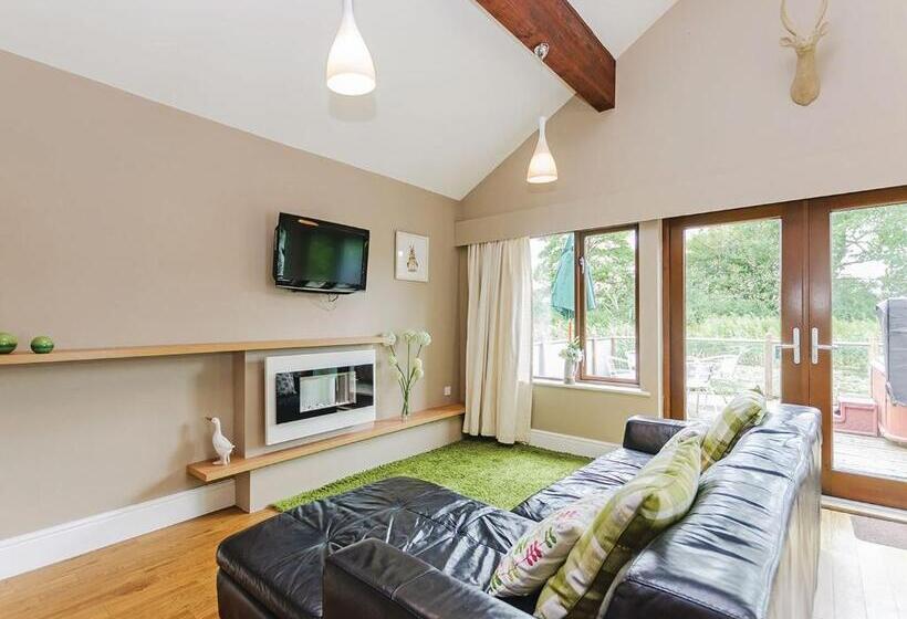 침실 2개 주택, Oakwood Lodges