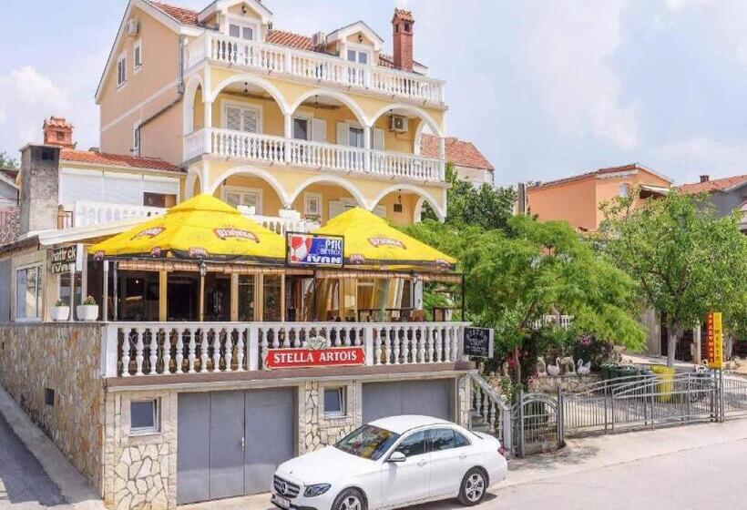 شقة غرفة نوم واحدة مزودة بتراس مطلة على البحر, Apartments Milic