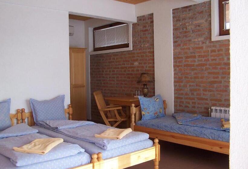 غرفة قياسية ثلاثية, Eco Hotel Imenieto