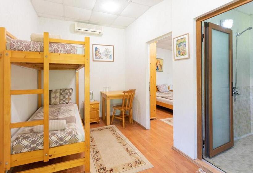 غرفة قياسية رباعية, Eco Hotel Imenieto