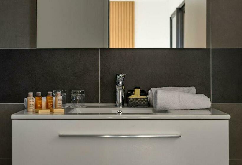 جناح ديلوكس, Calarossa Bay Resort