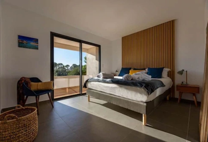 جناح ديلوكس, Calarossa Bay Resort