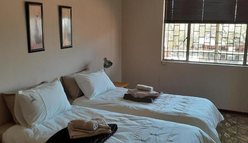 کلبه ییلاقی, Eden Self Catering Chalets