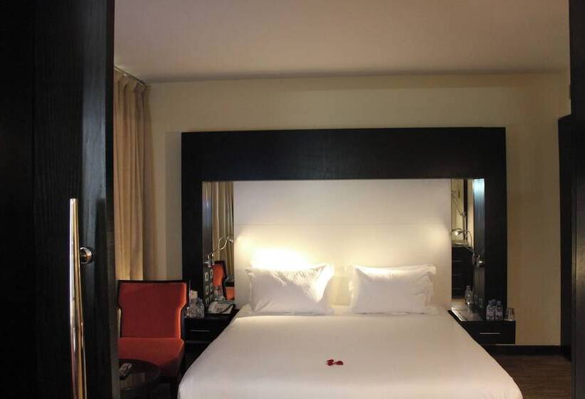 سوییت جونیور, Farah Casablanca