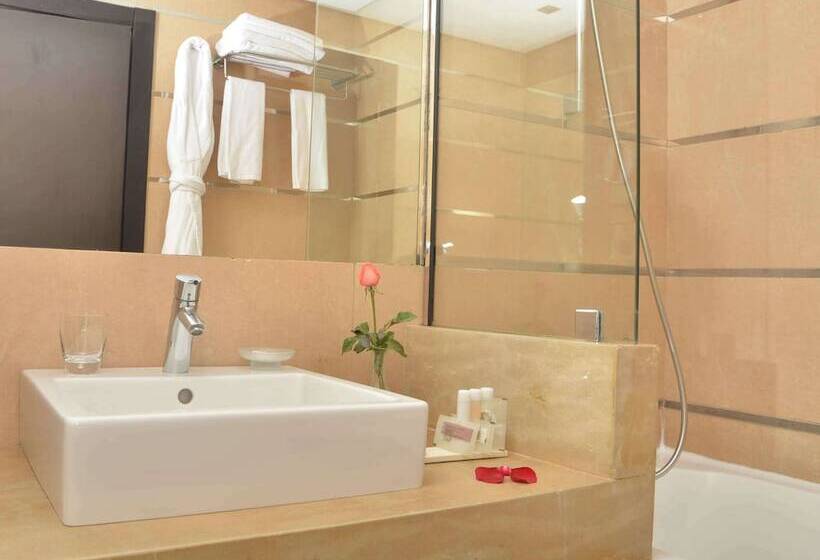 اتاق لوکس, Farah Casablanca