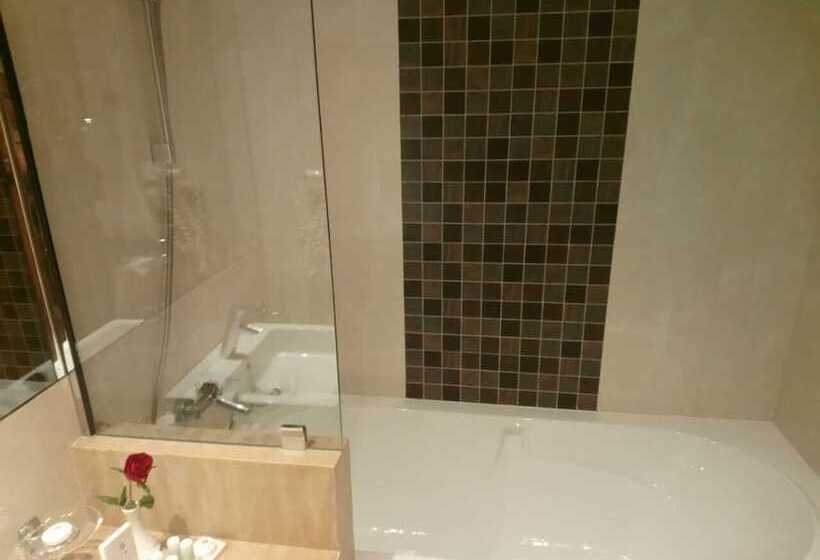 اتاق لوکس, Farah Casablanca