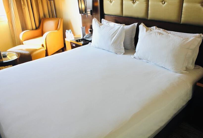 اتاق لوکس, Farah Casablanca