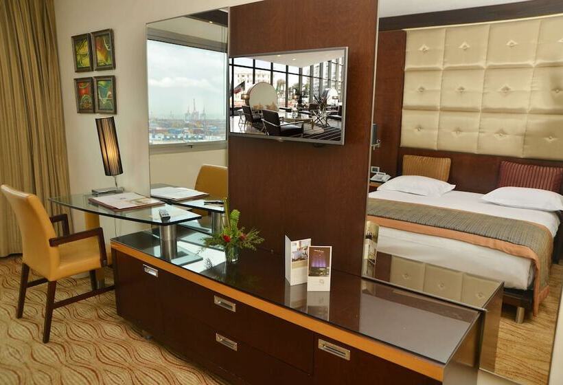 اتاق لوکس, Farah Casablanca