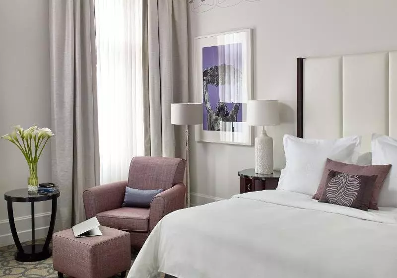キングサイズベッドのスタンダードルーム, Four Seasons Hotel Gresham Palace Budapest