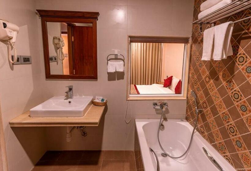 اتاق لوکس, Manang