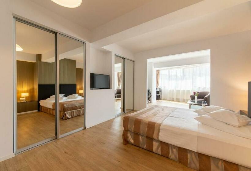 اتاق لوکس, Parliament