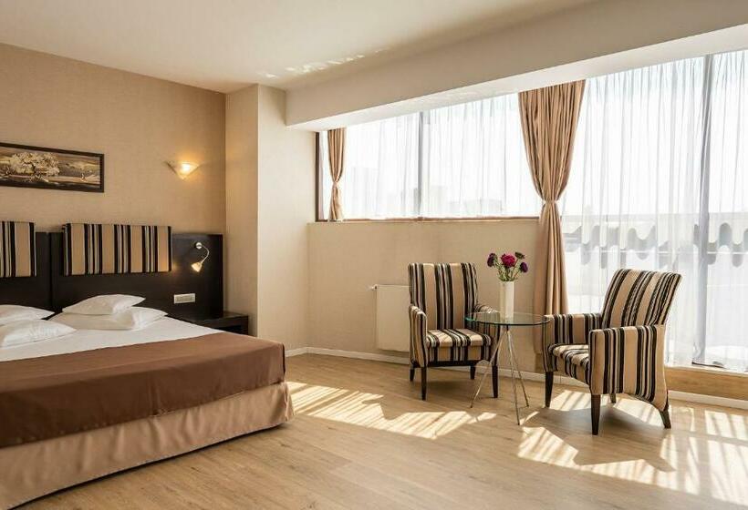 سوئیت جونیور با تراس, Parliament