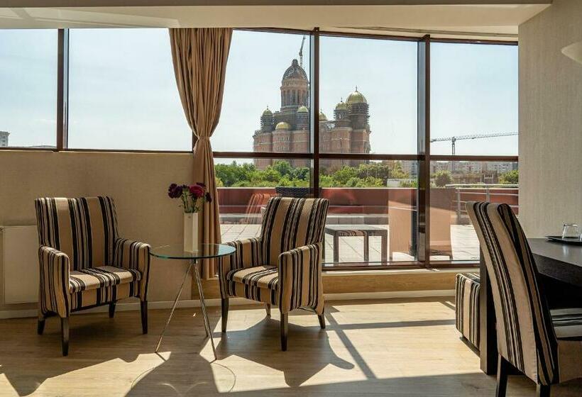 سوئیت جونیور با تراس, Parliament