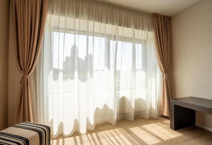 سوییت جونیور, Parliament