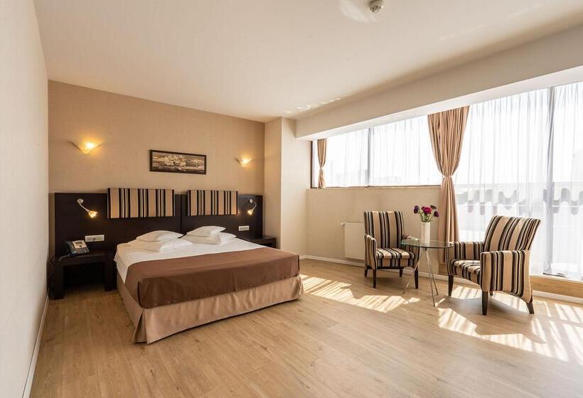 سوئیت جونیور با تراس, Parliament