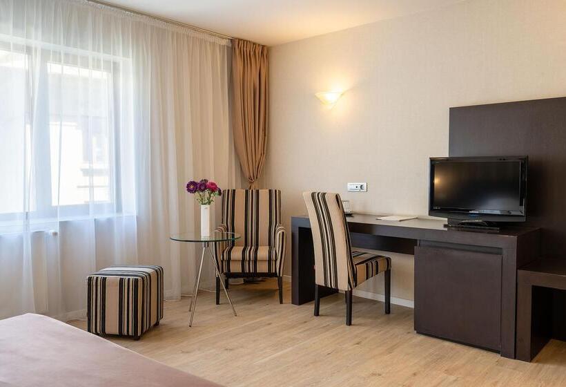 اتاق لوکس, Parliament