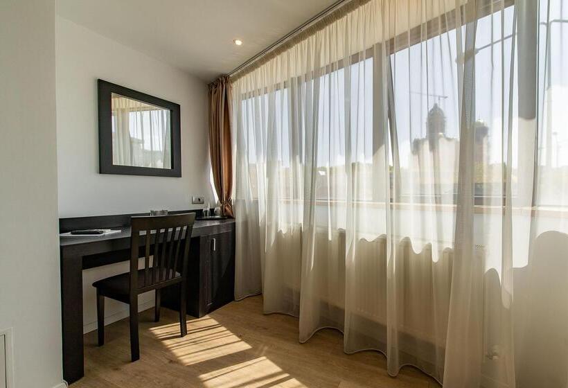 اتاق لوکس, Parliament