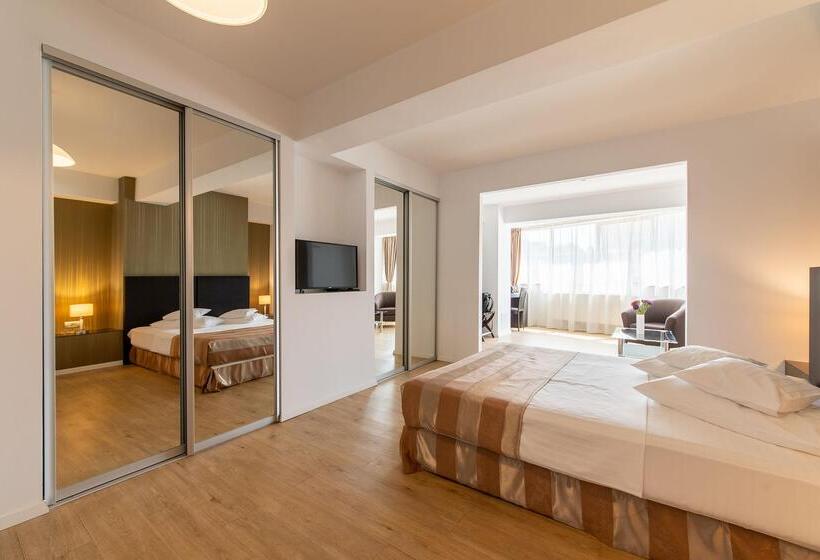 اتاق لوکس, Parliament