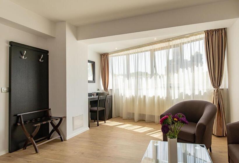 اتاق لوکس, Parliament