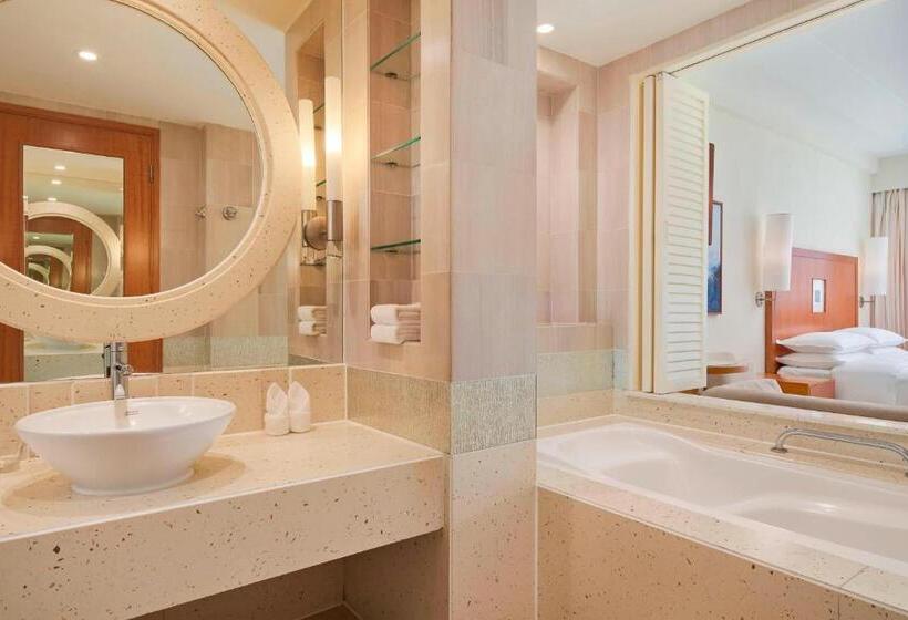 غرفة قياسية مطلّة علي حمام السباحة, Sheraton Sanya Yalong Bay Resort