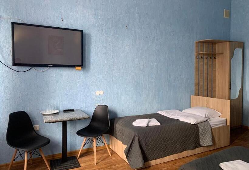 Economy Triple Room, Femina