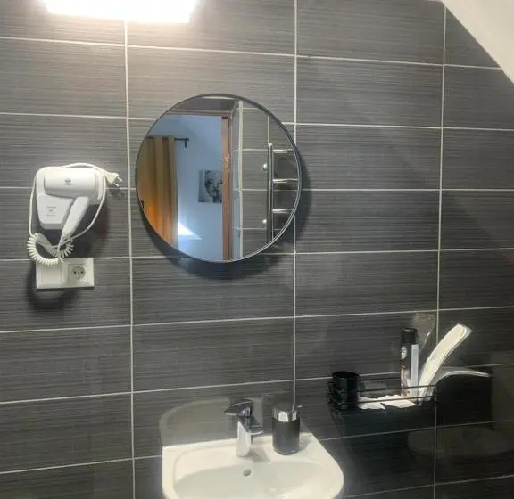 Camera Tripla Superiore, Femina