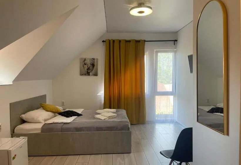 Camera Tripla Superiore, Femina