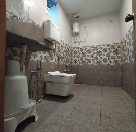 Quarto Deluxe, Neelkamal