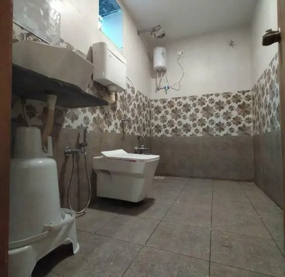 Chambre Deluxe, Neelkamal