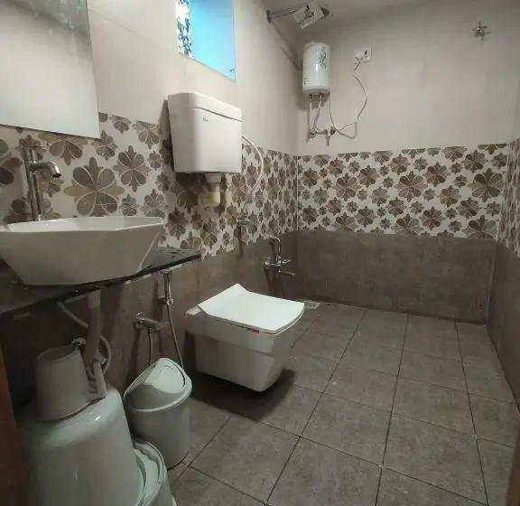 Chambre Deluxe, Neelkamal