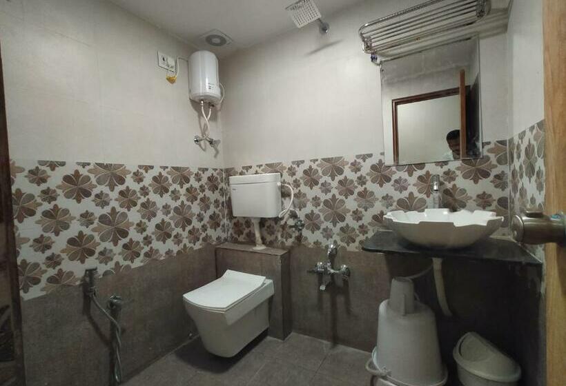 Quarto Deluxe, Neelkamal