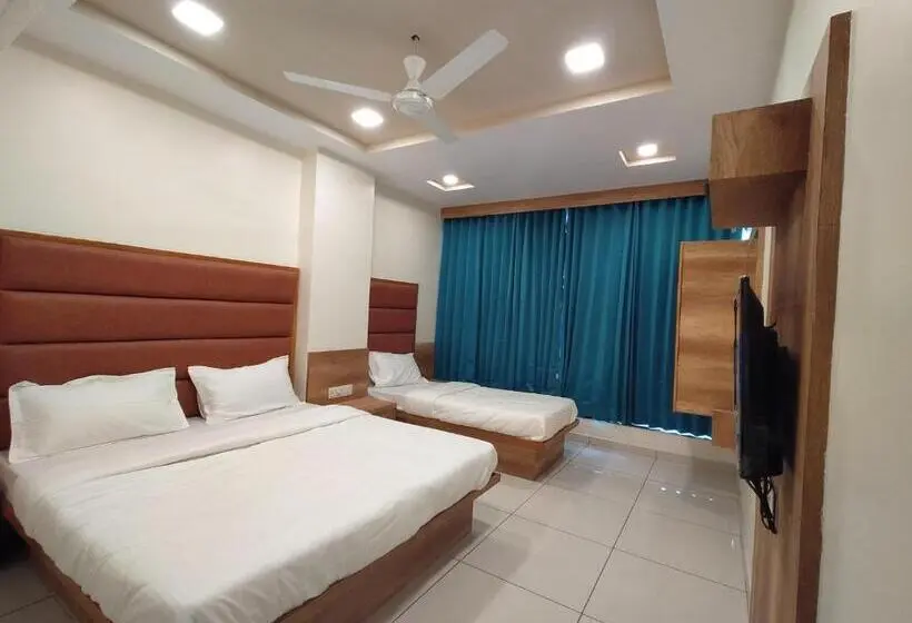 Chambre Triple Classique, Neelkamal